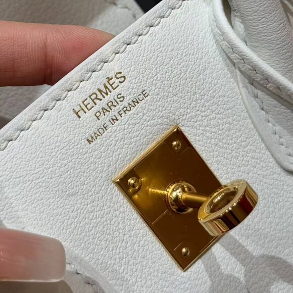 Classic Hermes Bag: A Stylish and Versatile Choice for Elegance - Picture 5 of 6